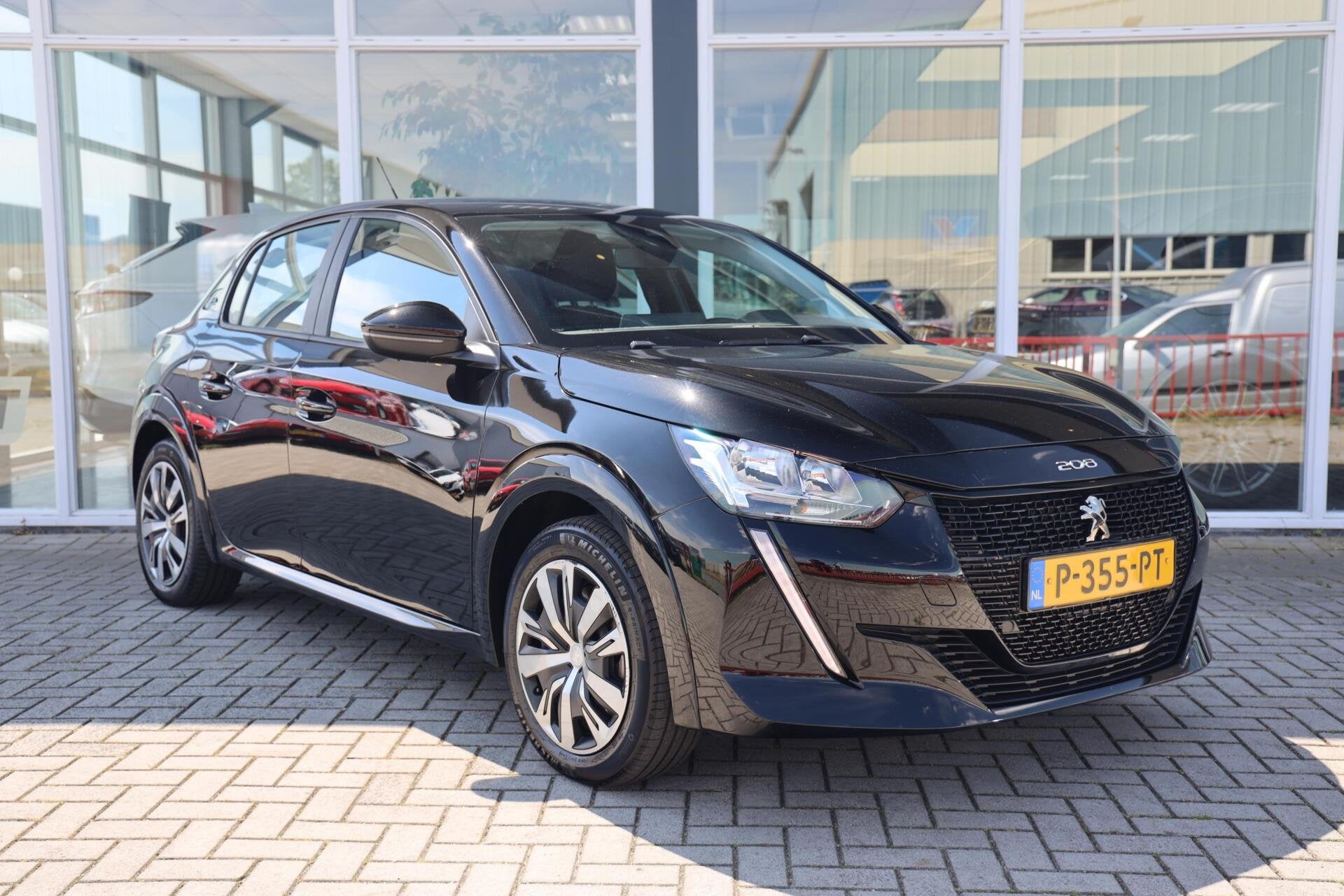 Peugeot e-208 EV Active 50 kWh|SOH 93%|Navi|Airco|Apple carp, 136 pk, Gebruikt, Automatische klimaatregeling, Zwart
