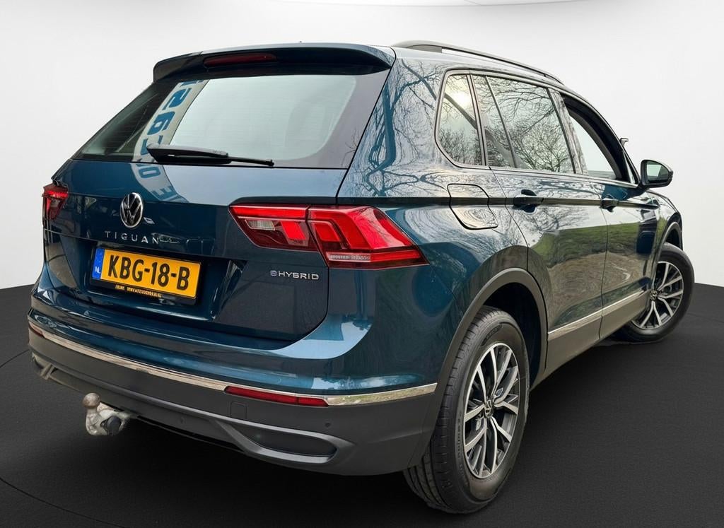 Volkswagen Tiguan E-HYBRID 245PK DSG LIFE NAVI/VIRTUAL/TREKH, Auto's, 12 maanden, Euro 6, Blauw, Alcantara