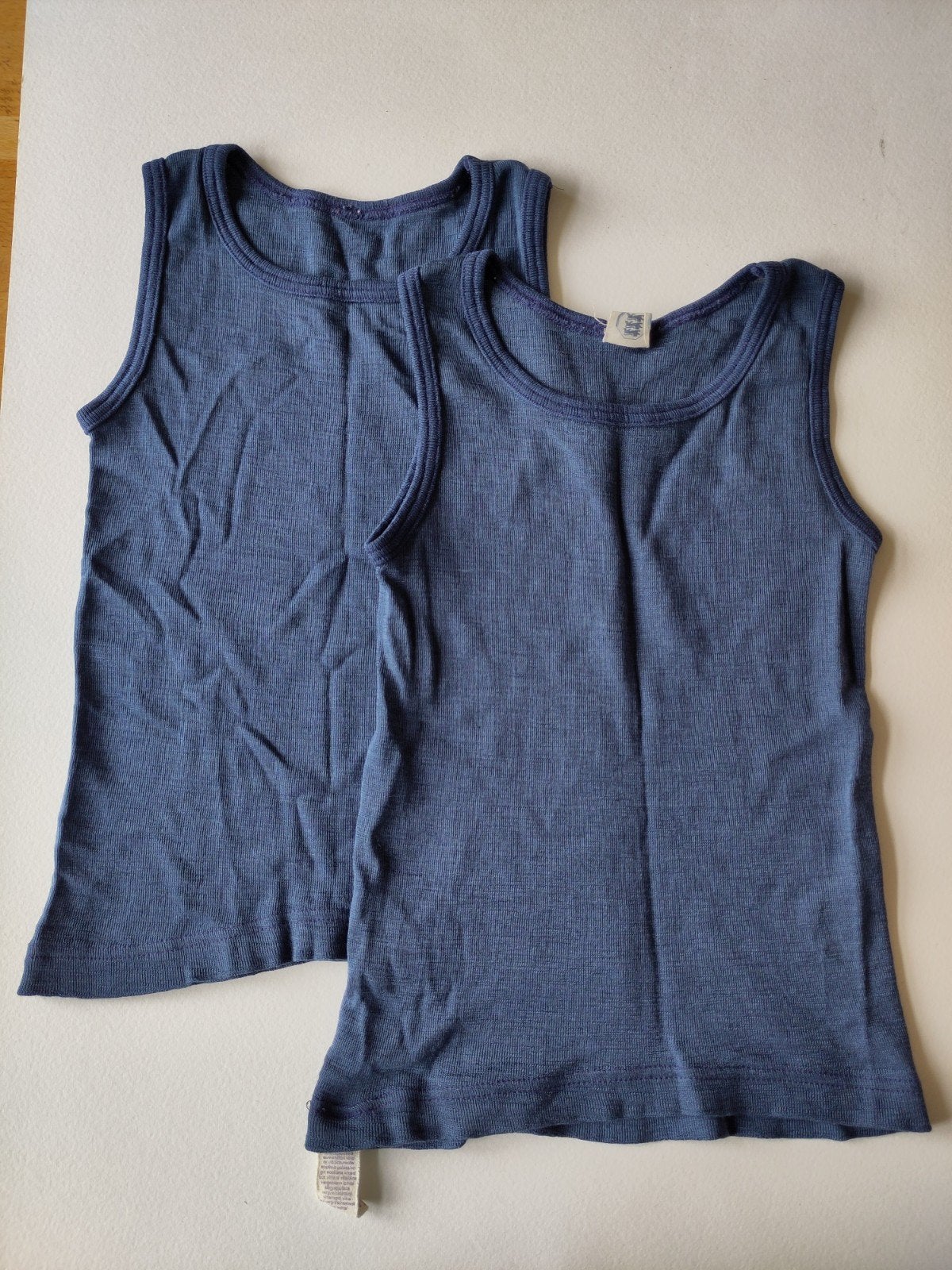 Twee wol zijden hemden maat 104, Kinderen en Baby's, Ophalen of Verzenden, Gebruikt, Jongen of Meisje, Nacht- of Onderkleding