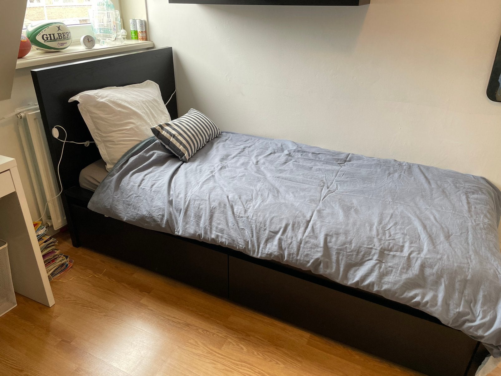 Stoer zwart ikea bed met 2 ruime onderschuif lades, Ophalen, Zo goed als nieuw, Eenpersoons