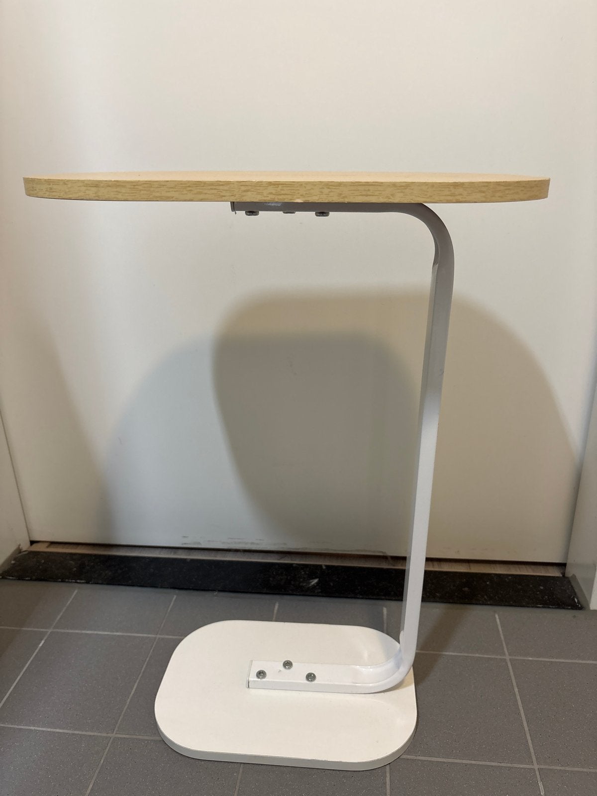 Bijzettafel met houten blad en wit metalen onderstel, Huis en Inrichting, Tafels | Bijzettafels, Gebruikt, 55 tot 75 cm, Ovaal