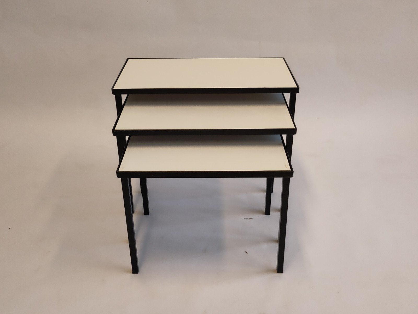 Vintage set tafeltjes miniset nesting tables metaal hout, 45 tot 60 cm, Minder dan 55 cm, Gebruikt, Metaal of Aluminium