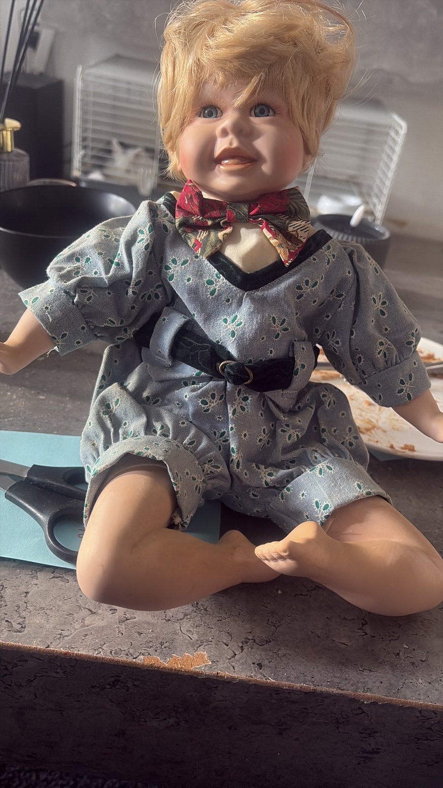 Vintage porseleinen babypop met bloomerpakje jaren 90, Verzamelen, Poppen, Ophalen of Verzenden
