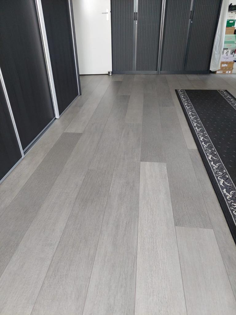 Mooie grijze laminaatvloer, zo goed als nieuw, 75 m² of meer, Ophalen of Verzenden, Zo goed als nieuw, Laminaat