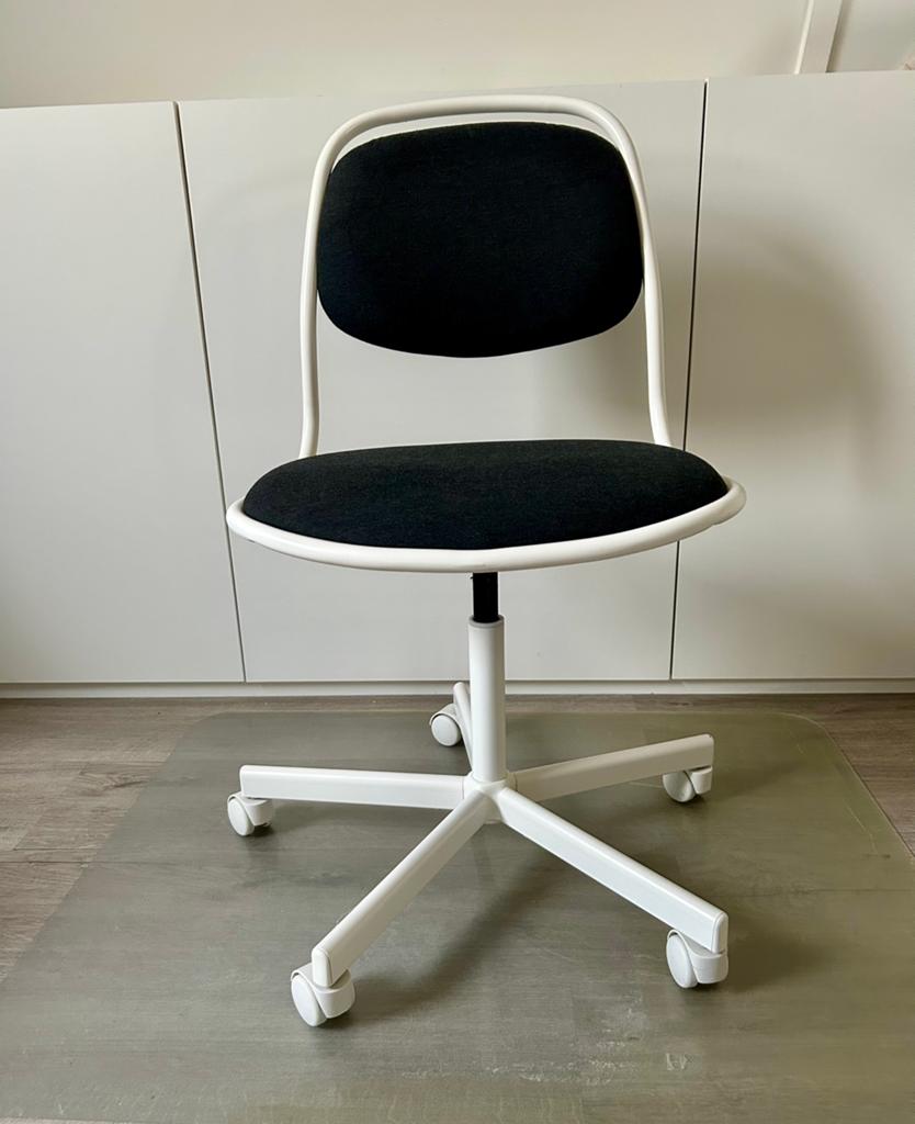 Ikea bureaustoel zwart/wit, Huis en Inrichting, Bureaustoelen, Ophalen, Zo goed als nieuw, Zwart