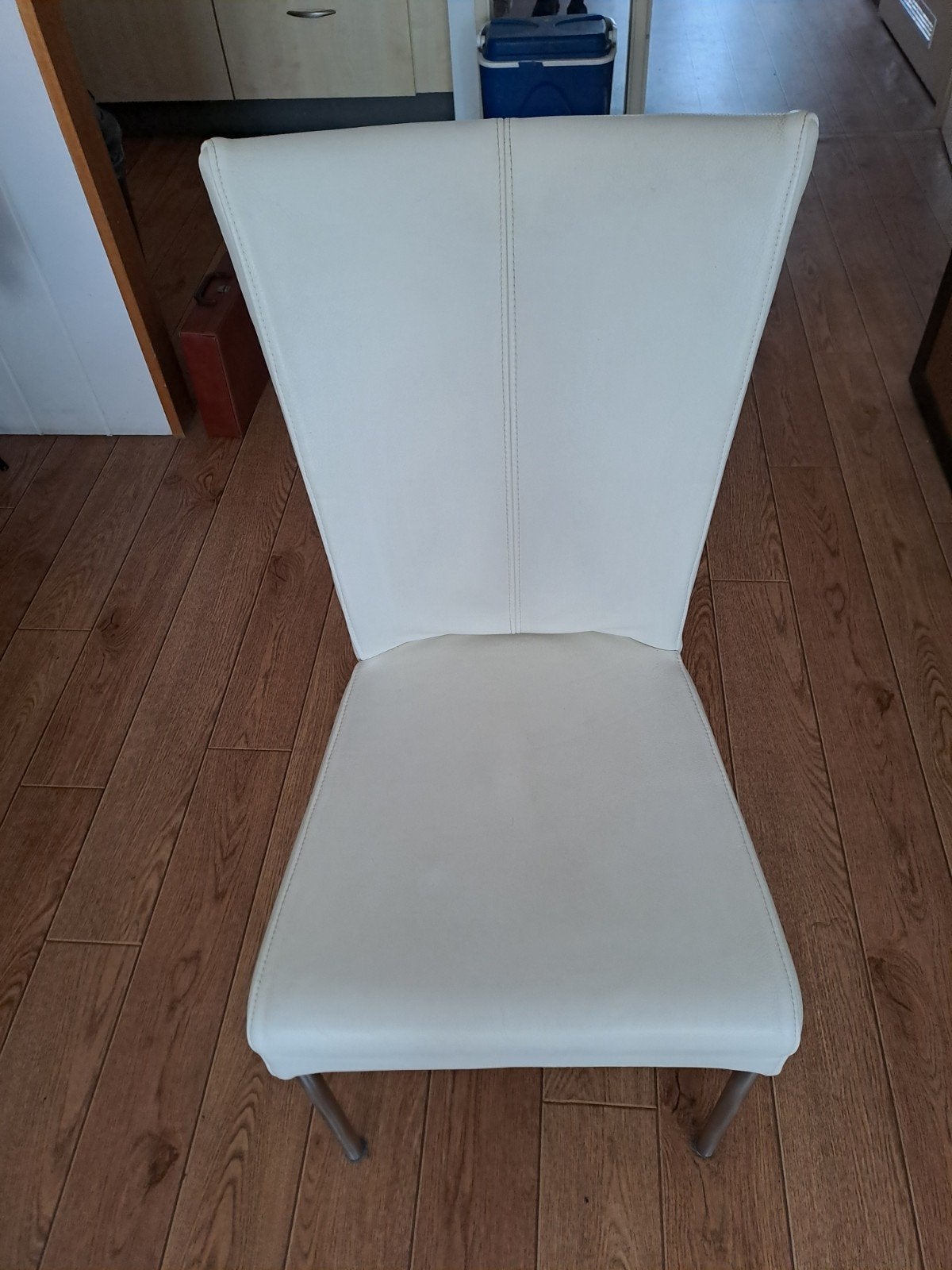 Set van 4 witte eetkamerstoelen - zo goed als nieuw, Huis en Inrichting, Ophalen, Kunststof, Wit, Zo goed als nieuw