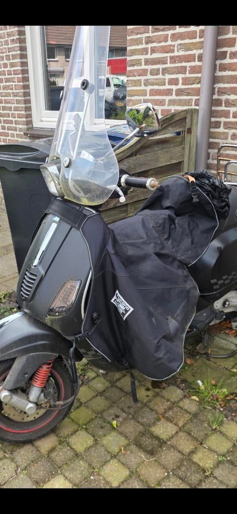 Vespa S 2013 - Zwart, inclusief windscherm en beenkleed, Ophalen of Verzenden, Gebruikt, Benzine, Vespa S