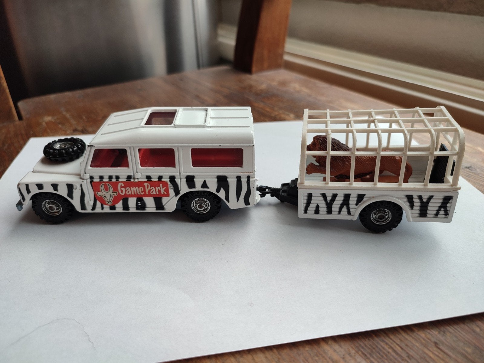 Gorgi Landrover 109wb Game Park + trailer en leeuw 1/38, Ophalen of Verzenden, Gebruikt, Auto, Overige merken