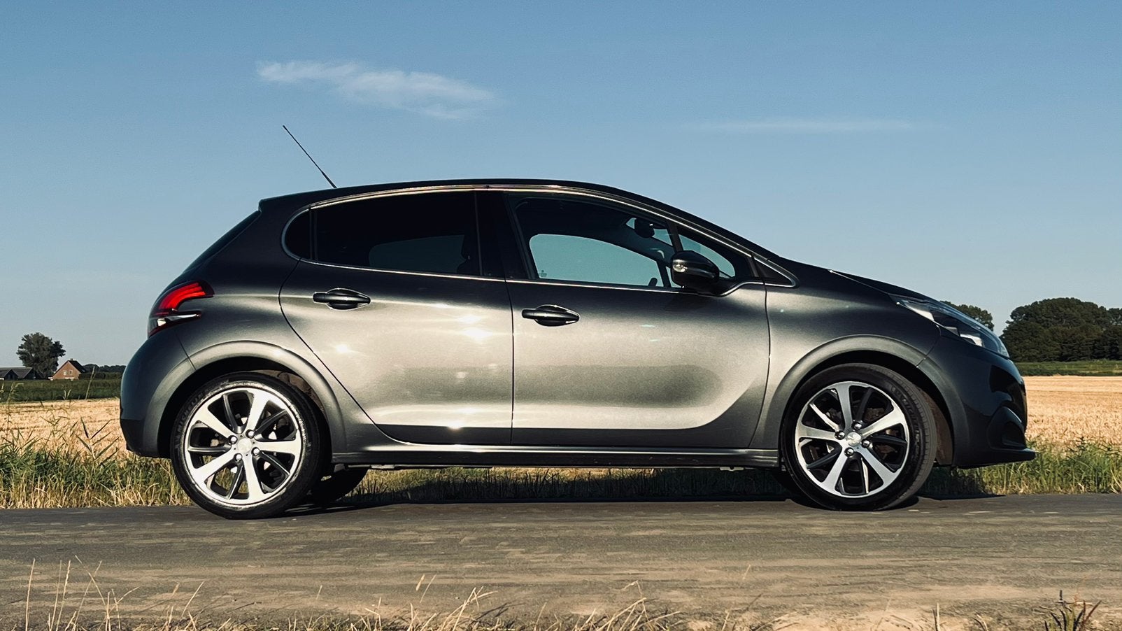 Peugeot 208 1.2 Puretech 81KW Aut-6 2015 Grijs, Auto's, Zwart, 1199 cc, Leder en Stof, 49 €/maand