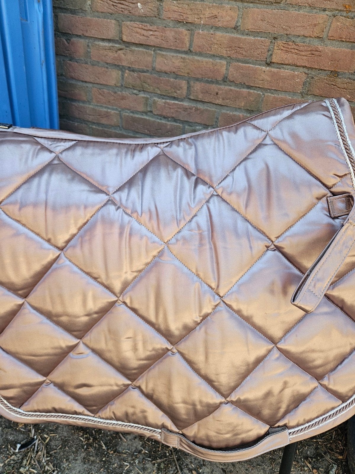 Te koop satijnen dekje van Eskadron., Dieren en Toebehoren, Ophalen of Verzenden