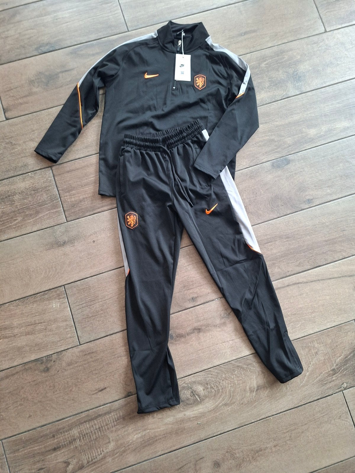 Nike Oranje trainingspak maat 164/170 (label 176), Kinderen en Baby's, Kinderkleding | Maat 170, Nieuw, Ophalen of Verzenden, Setje