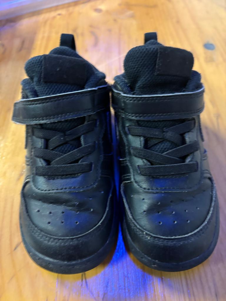Nike sportschoenen zwart maat 25 voor jongens of meisjes, Ophalen of Verzenden, Gebruikt, Jongen of Meisje, Sportschoenen
