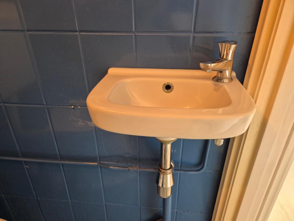 Compacte wastafel met kraan - Ideaal voor kleine ruimtes, Doe-het-zelf en Verbouw, Sanitair, Ophalen, Gebruikt, Chroom, Wastafel