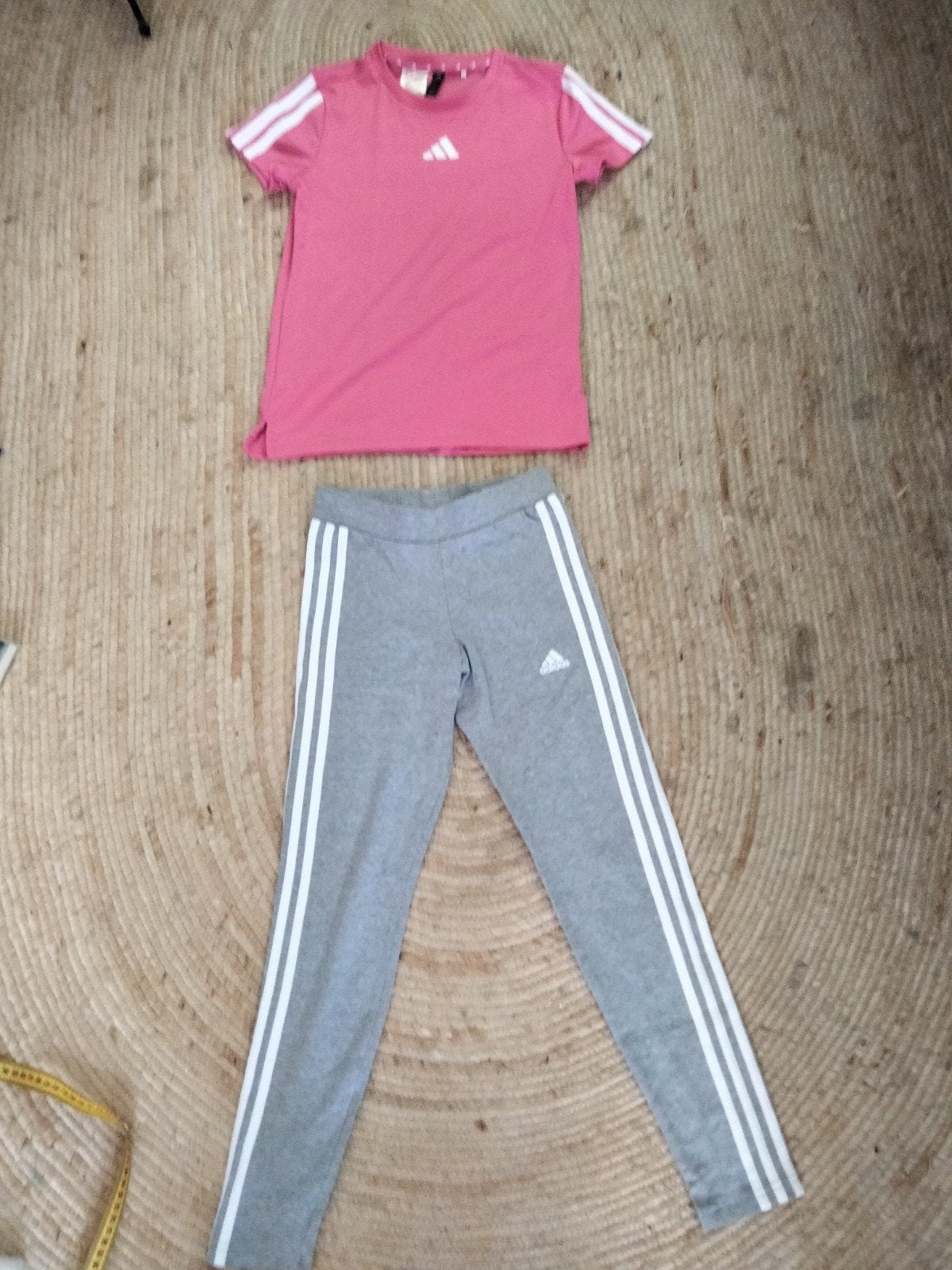 Adidas sportset legging en t-shirt, Kinderen en Baby's, Kinderkleding | Maat 152, Adidas, Meisje, Sport- of Zwemkleding, Ophalen of Verzenden