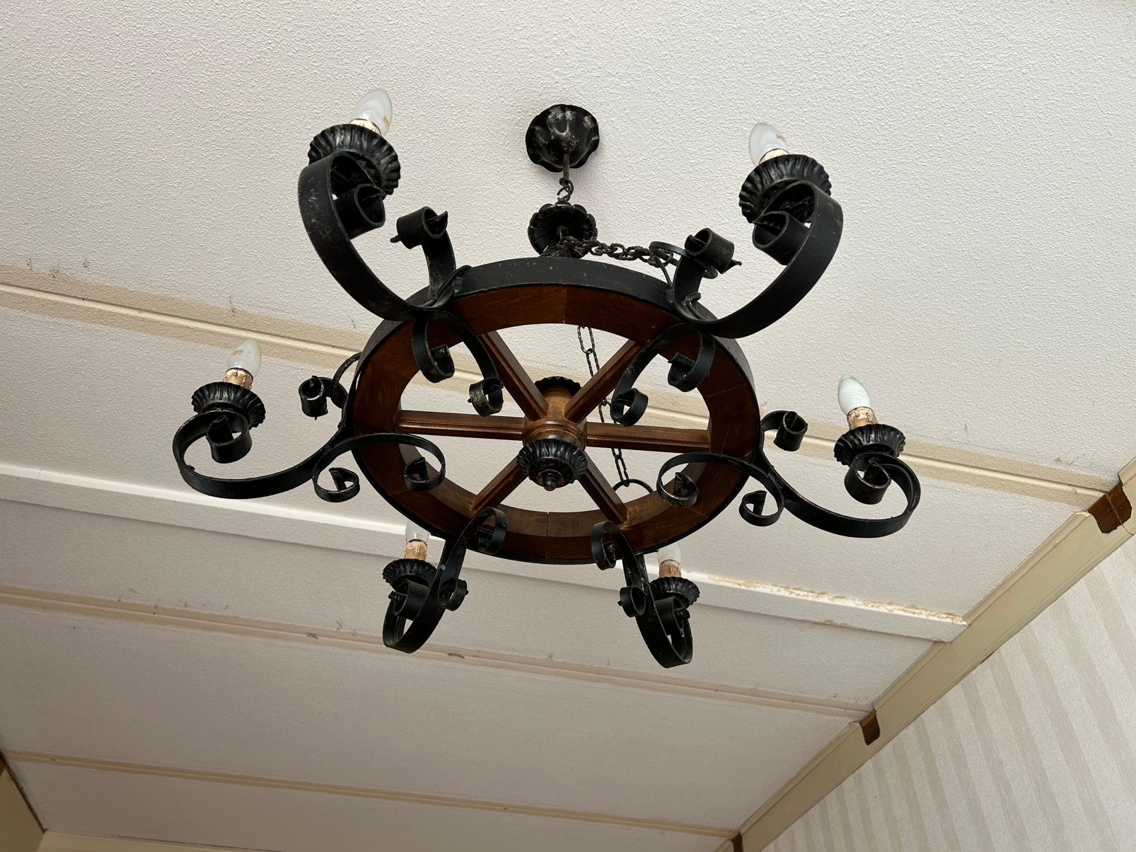 Rustieke kroonluchter met houten wiel en smeedijzer, Huis en Inrichting, Lampen | Kroonluchters, Ophalen, Gebruikt, Hout