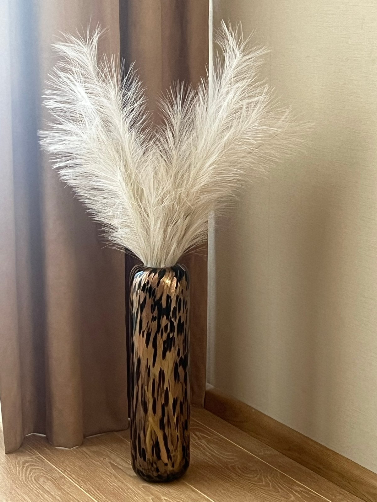 Grote glazen vaas met panterprint en pampasgras, Huis en Inrichting, Meerkleurig, Inclusief decoratie, Ophalen of Verzenden, Glas
