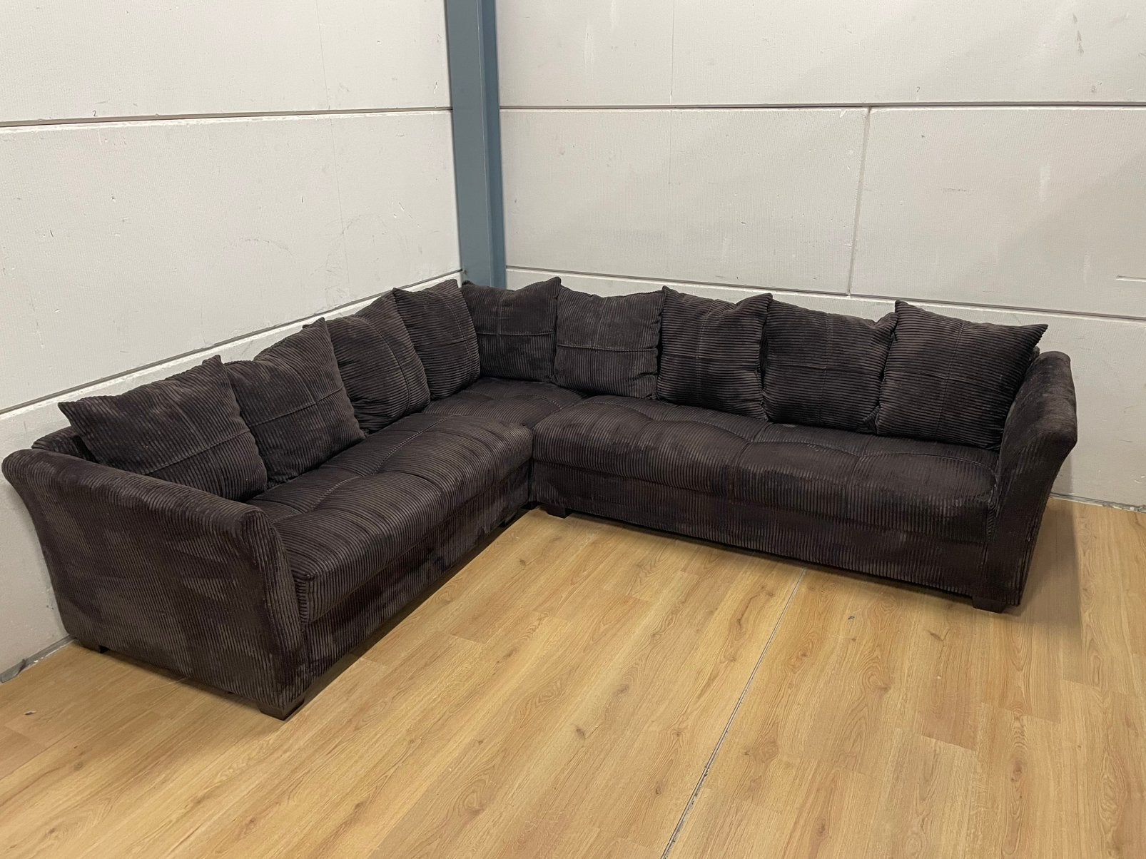 Mooie luxe donker bruine ribstof hoekbank - GEREINIGD!!!