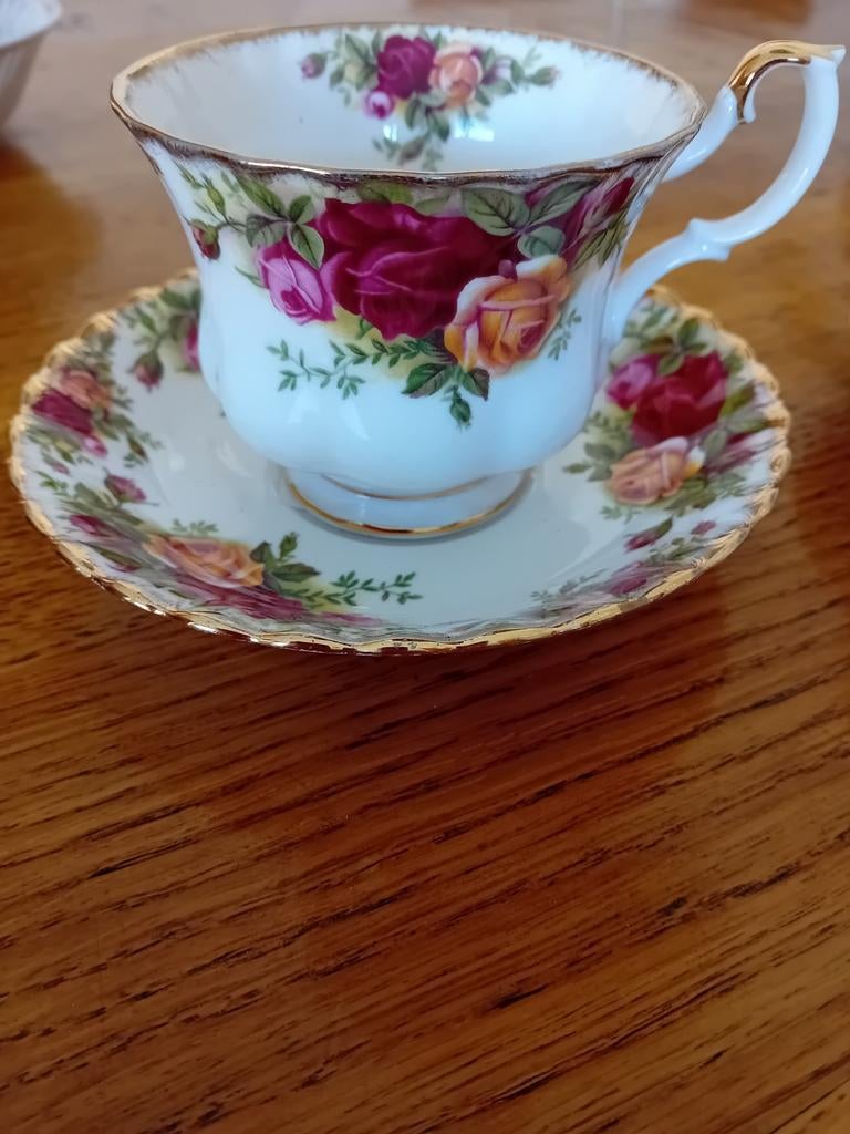 Royal Albert theekop en schotel, Ophalen of Verzenden, Zo goed als nieuw, Porselein, Kop en/of schotel
