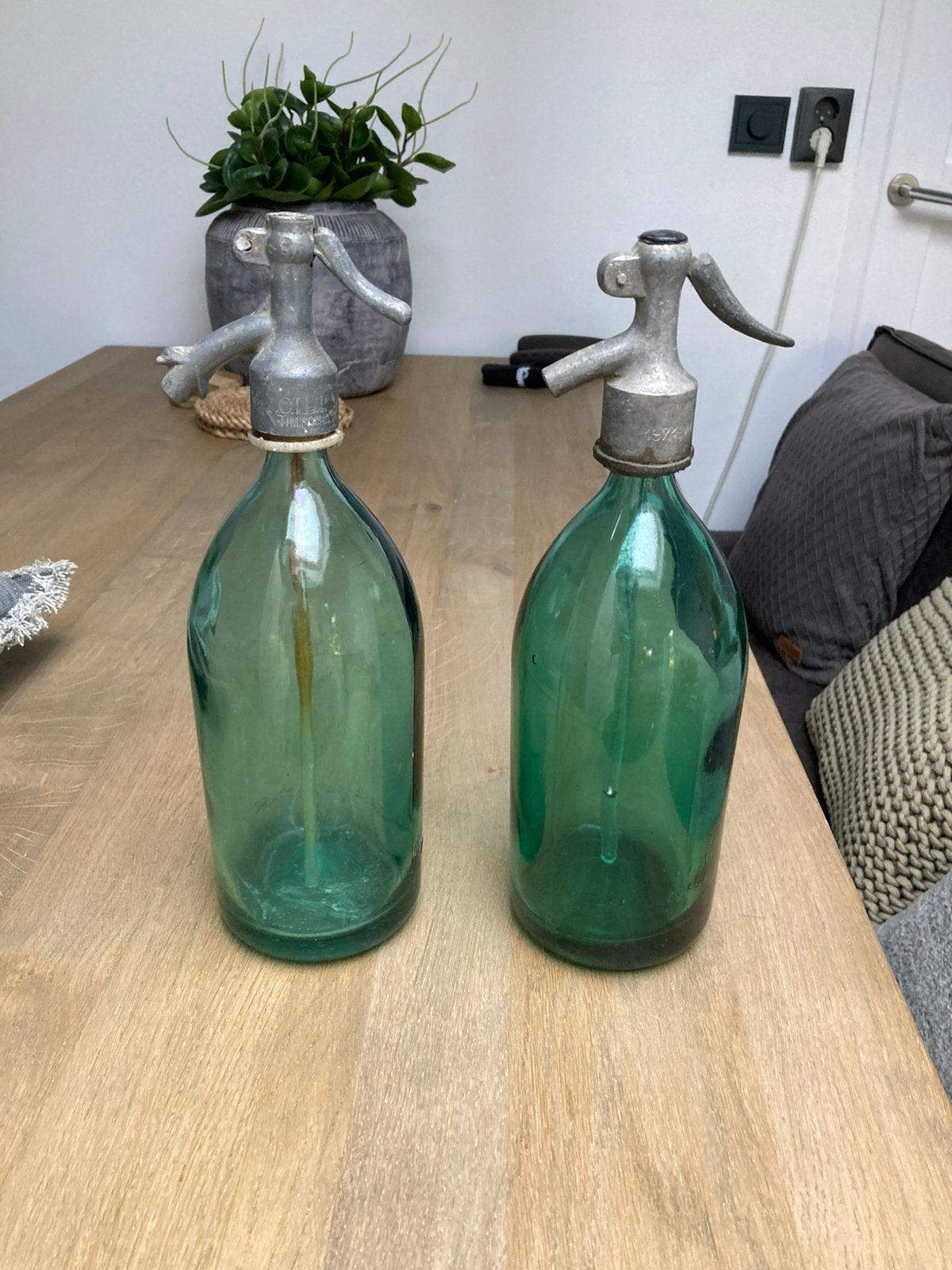 Blauwe glazenflessen (twee), Ophalen, Blauw, 35 cm, Glas