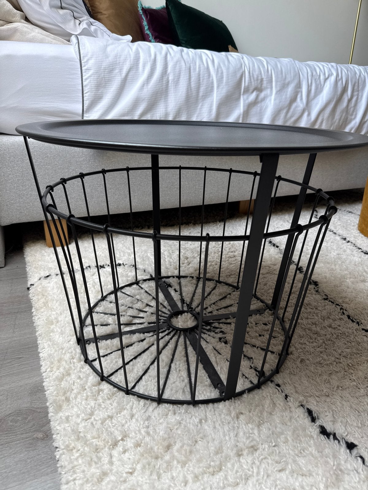 Zwarte ronde bijzettafel met opbergmand, Ophalen, Minder dan 45 cm, Minder dan 55 cm, Metaal of Aluminium