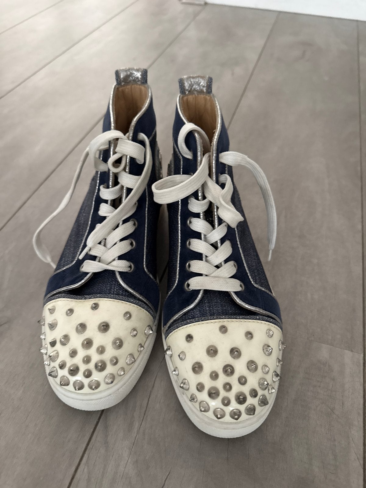 Christian Louboutin Lou Degra Spikes Flat Sneakers, Ophalen, Zo goed als nieuw, Blauw, Sneakers of Gympen