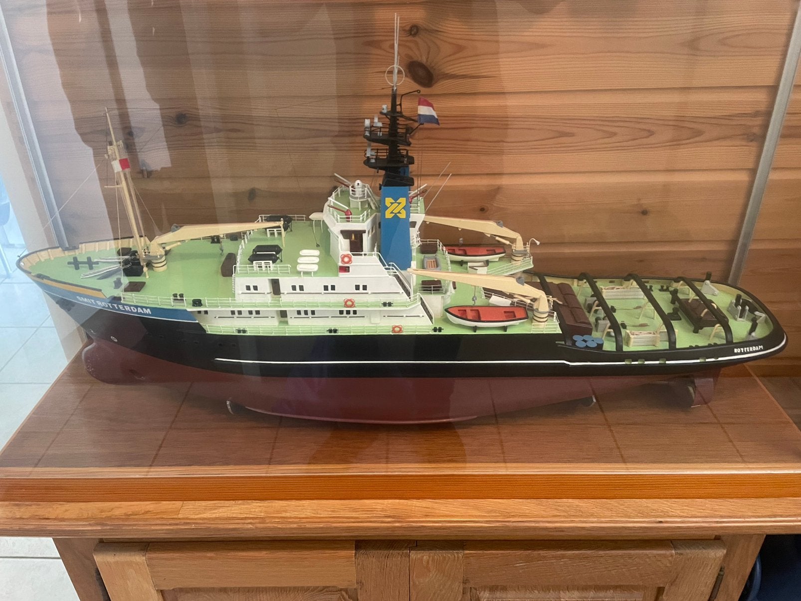 Sleepboot van Smit Rotterdam in vitrine kast, Ophalen, Zo goed als nieuw