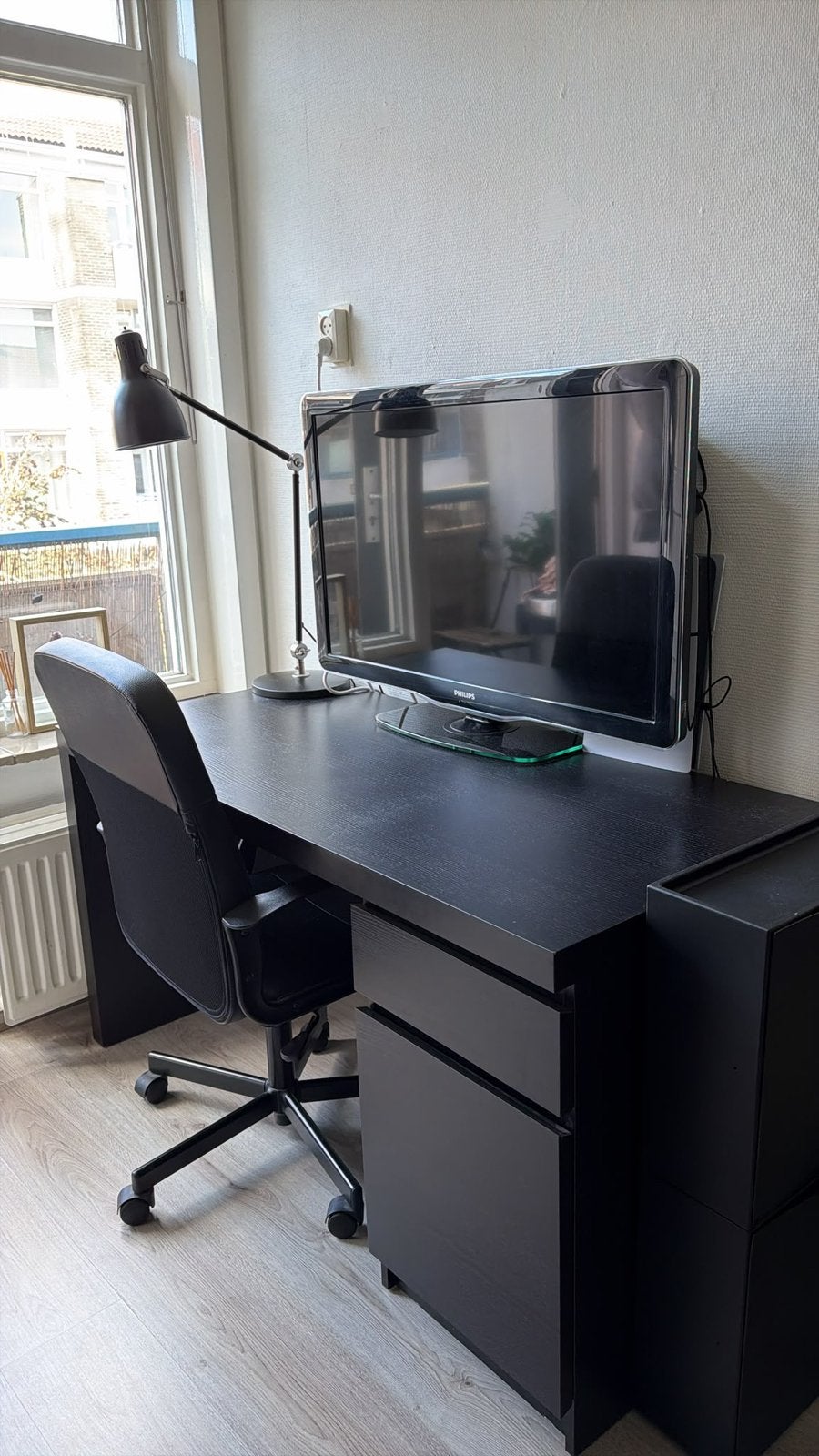 Bureau + bureaustoel + lamp + Phillips scherm, Ophalen, Zo goed als nieuw
