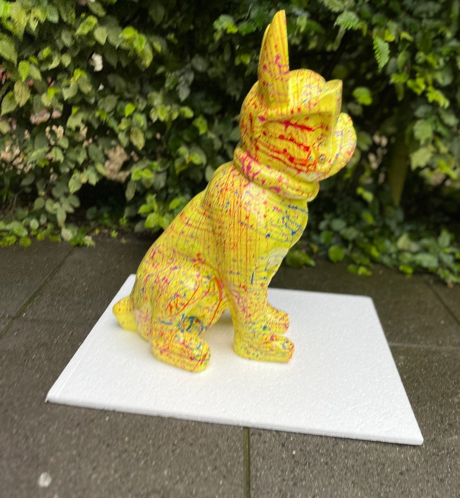 Bulldog met zonnebril en stropdas met spetterverf.