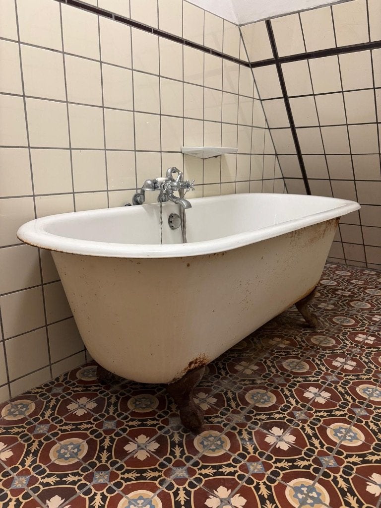 Vintage vrijstaand gietijzeren bad op pootjes, Ophalen, Gebruikt, Overige typen, 50 tot 100 cm