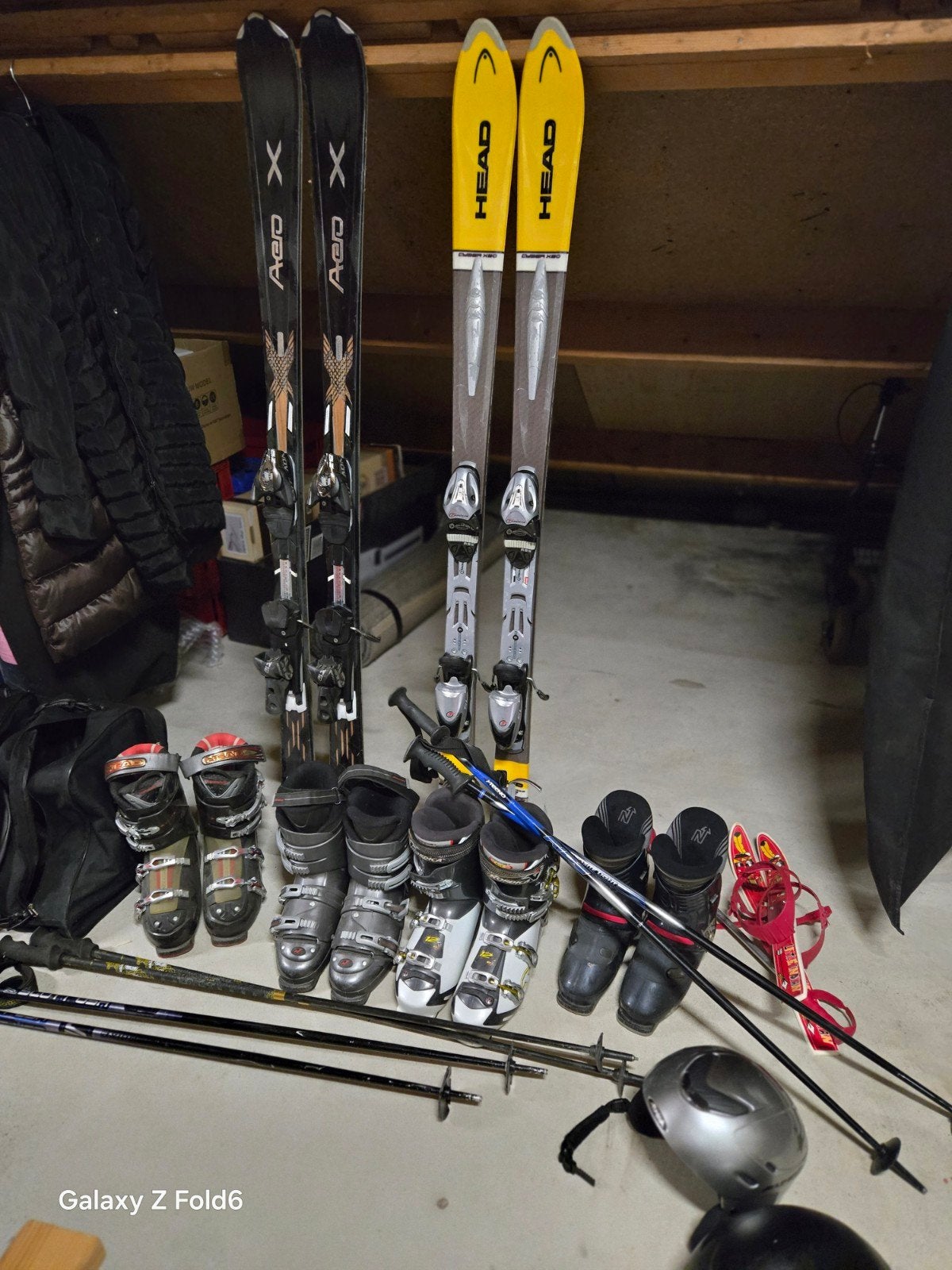 Complete ski-uitrusting: ski's, schoenen, stokken, helm, Sport en Fitness, Skiën en Langlaufen, 140 tot 160 cm, Gebruikt, Ophalen of Verzenden