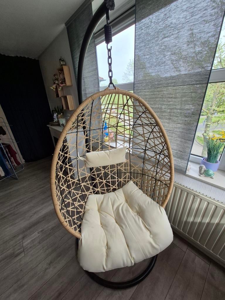 Comfortabele hangstoel met standaard en kussens, Huis en Inrichting, Stoelen, Gebruikt, Ophalen of Verzenden, Metaal, Eén