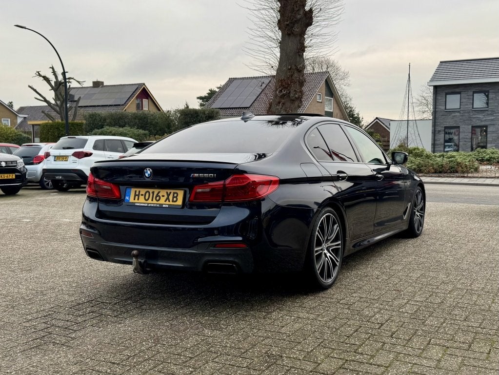 BMW 5 Serie M550i xDrive High Executive 360 Softclose Massag, Auto's, BMW, Gebruikt, 4395 cc, Vierwielaandrijving, Sedan