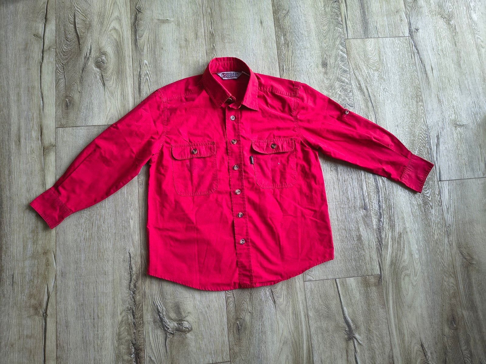 Mooie rode scoutingblouse, Bever uniform, Scoutfit, maat 134, Verzamelen, Onb, Ophalen of Verzenden, Kleding, Onb