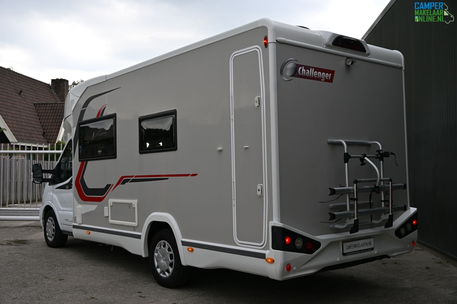 Foto 3 van Challenger Graphite 260 Diesel Kachel automaat Airco Hefbed