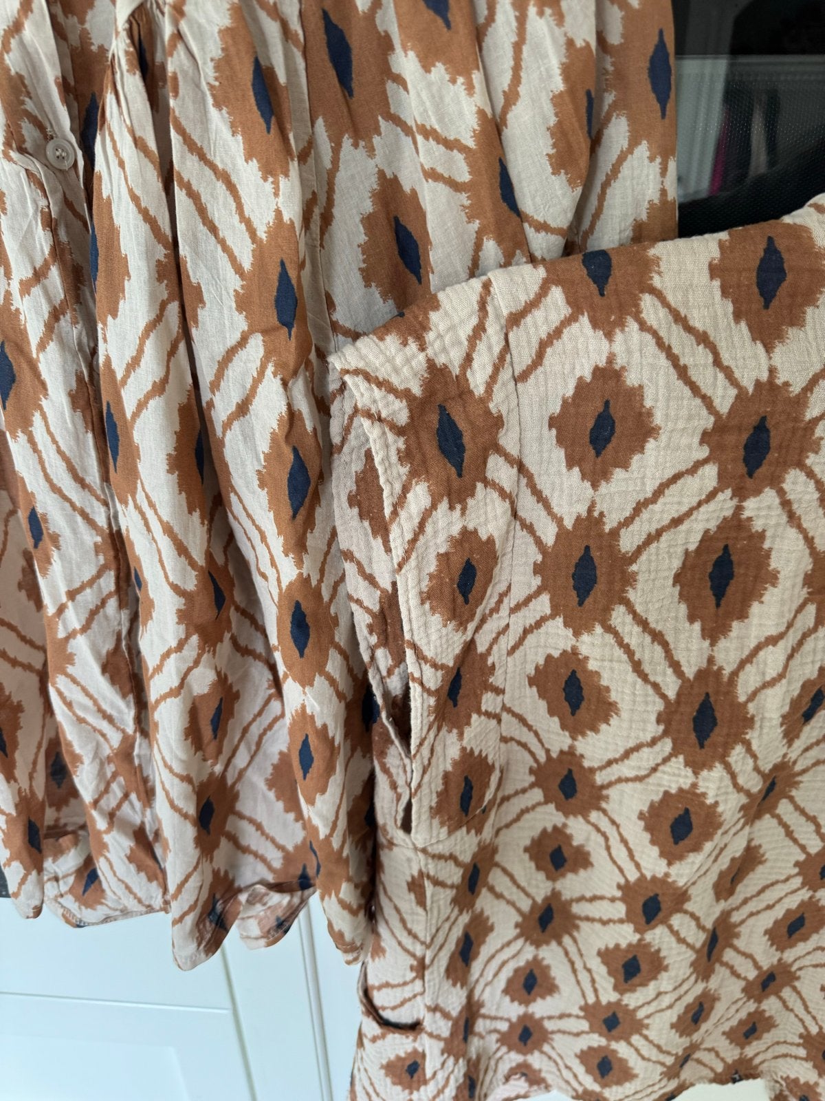 Set van blouse en hes met ikat print, Ophalen of Verzenden, Zo goed als nieuw, Maat 38/40 (M), Bruin