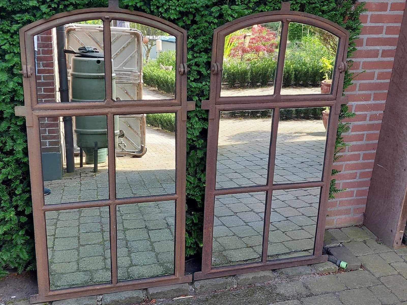 Twee  mooie gietijzeren stalramen, voorzien van spiegelglas, Ophalen, Gebruikt, Minder dan 80 cm, Minder dan 80 cm
