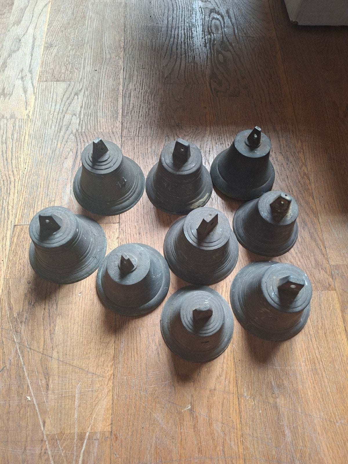 Set van 9 Antieke Bronzen Klokken, Ophalen
