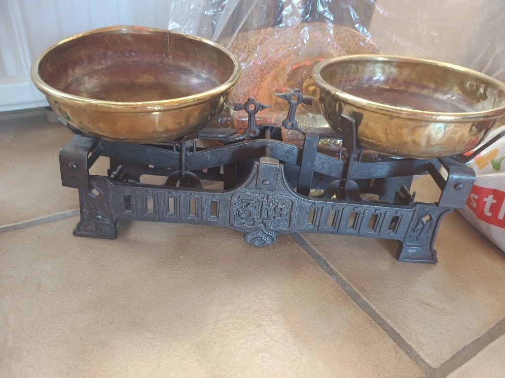 antieke gietijzeren balansweegschaal 3 kg -messing schalen, Ophalen