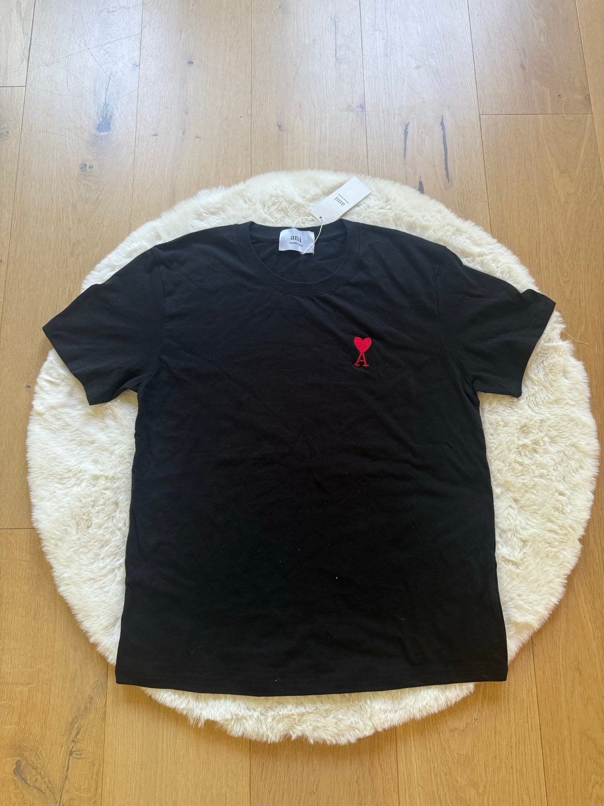 Ami Paris T-shirt Zwart met Rood Hartje - Maat S, Kleding | Heren, T-shirts, Verzenden, Nieuw, Maat 48/50 (M), Zwart