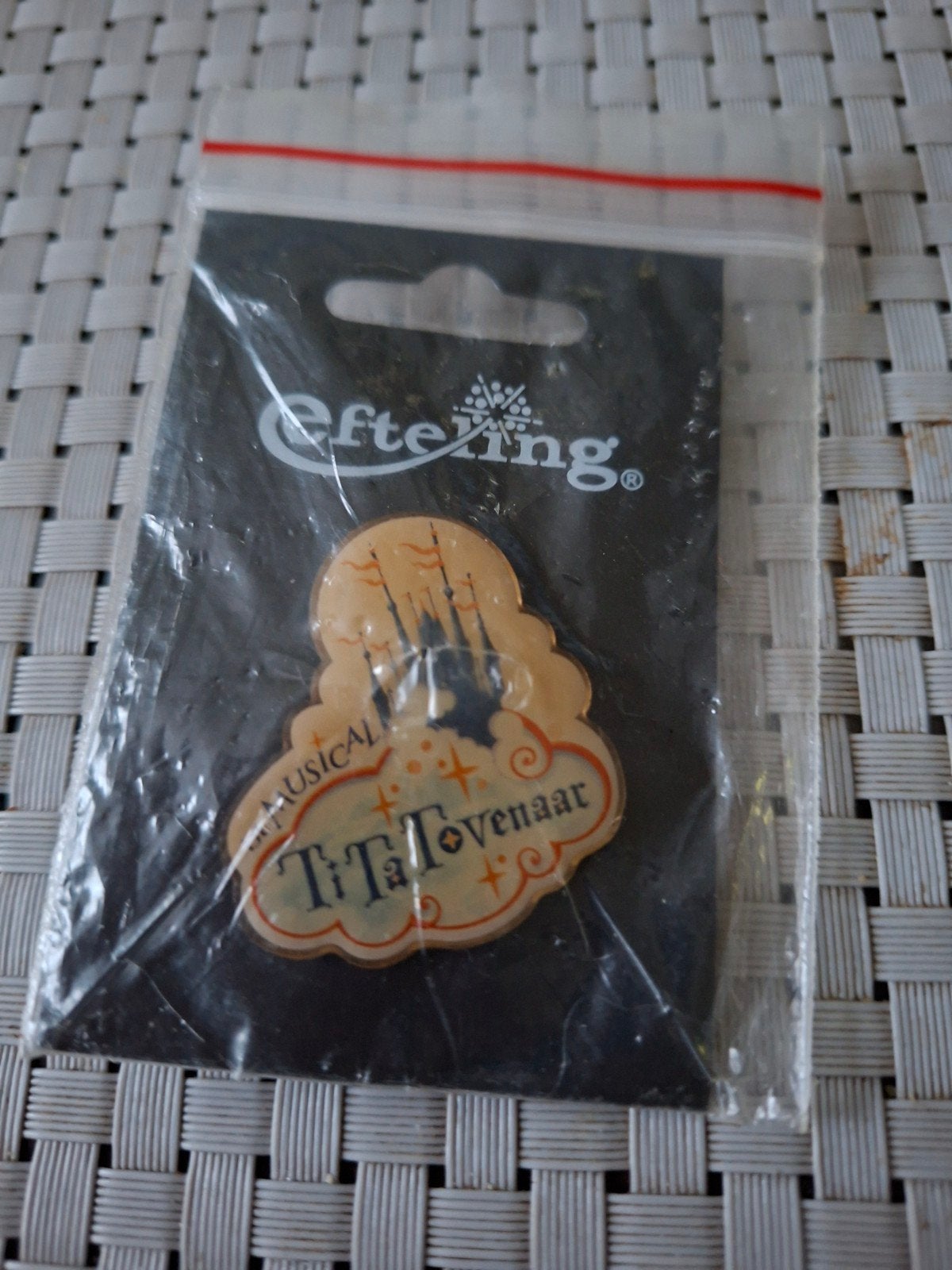 Efteling Ti Ta Tovenaar Musical Speldje Nieuw, Verzamelen, Ophalen of Verzenden, Nieuw, Button of Speldje