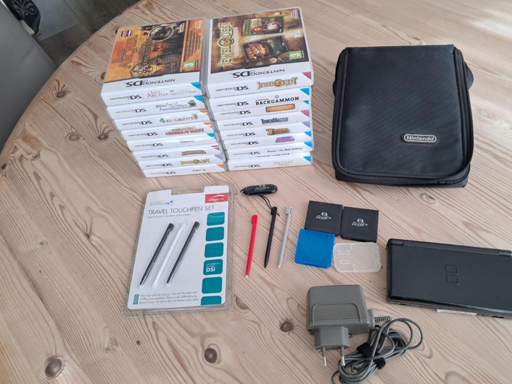 Nintendo DS Lite met 16 games en accessoires, Spelcomputers en Games, Spelcomputers | Nintendo DS, Ophalen, Gebruikt, Zwart, Met beschermhoes of tas