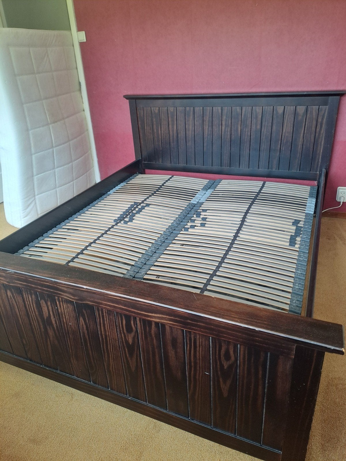 Tweepersoonsbed met lattenbodems, donkerbruin hout, Ophalen, Gebruikt, 210 cm, Tweepersoons