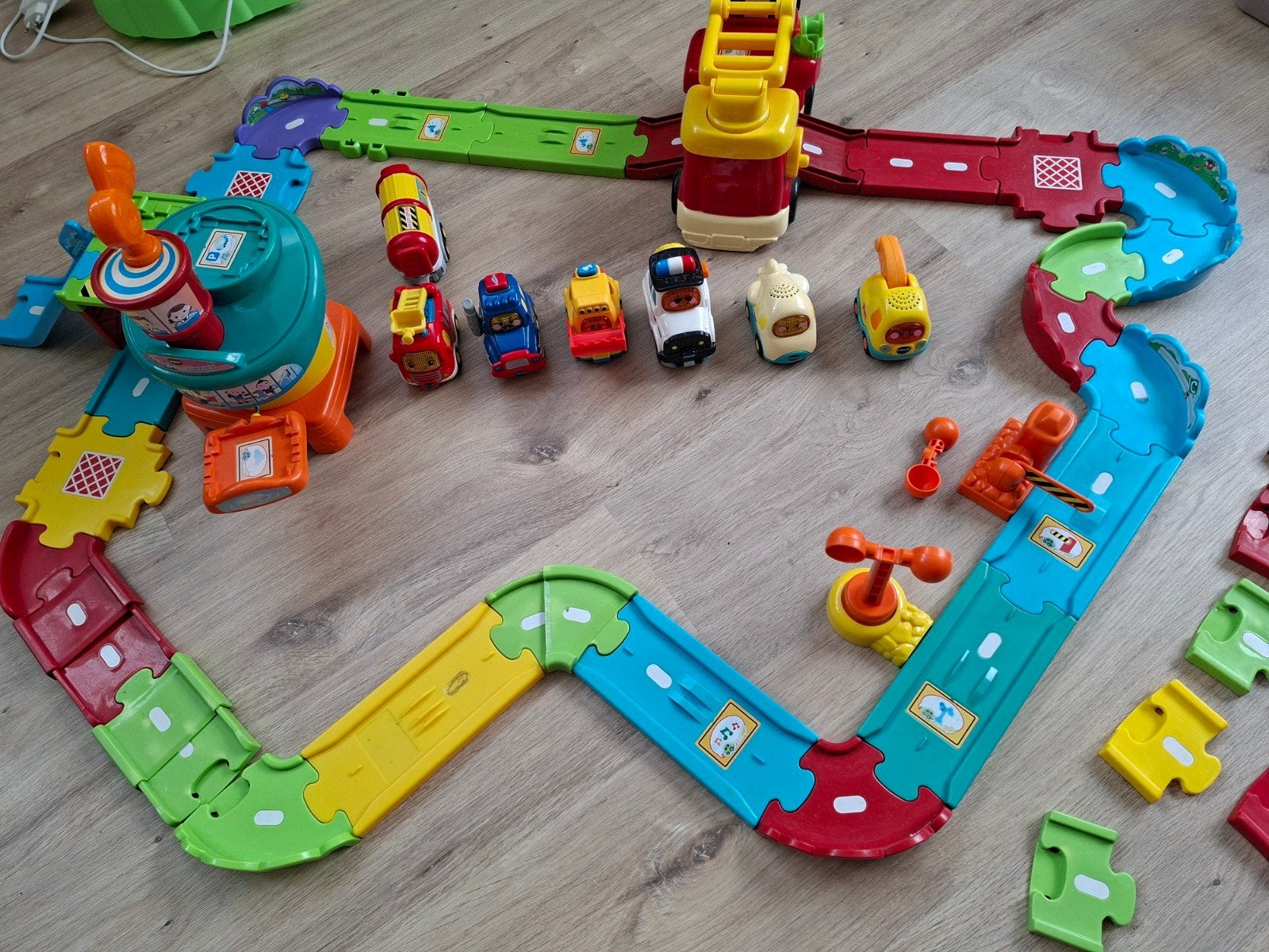 Grote Toet Toet Auto's Baan met 7 Auto's en Accessoires, Ophalen of Verzenden