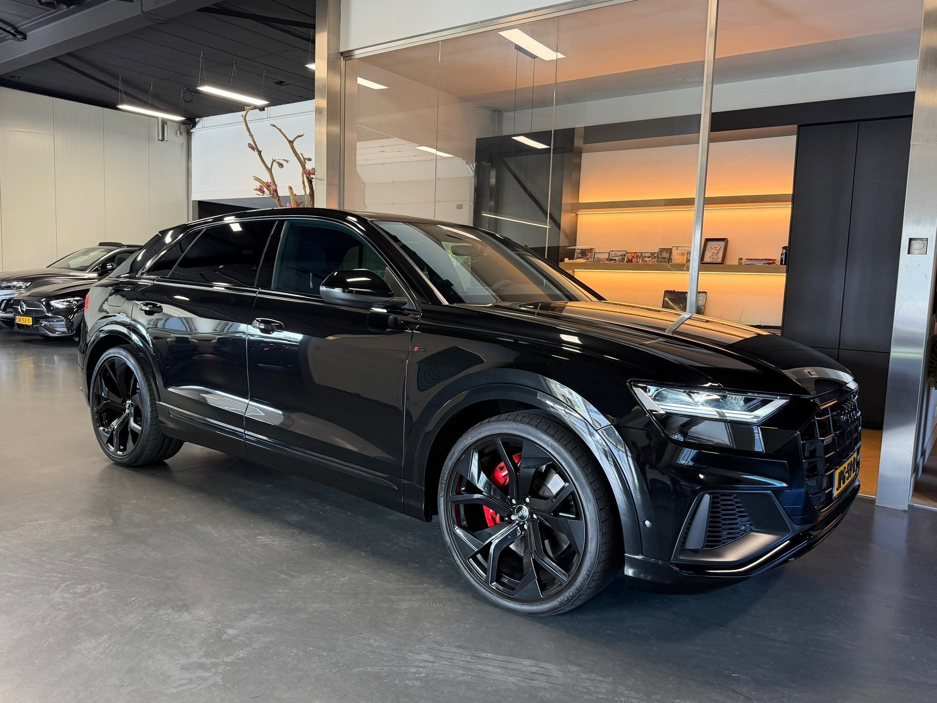 Audi Q8 55 TFSI e quattro Luchtvering B&O Headup dis., Auto's, Automaat, Dealer onderhouden, 14 kWh, Gebruikt