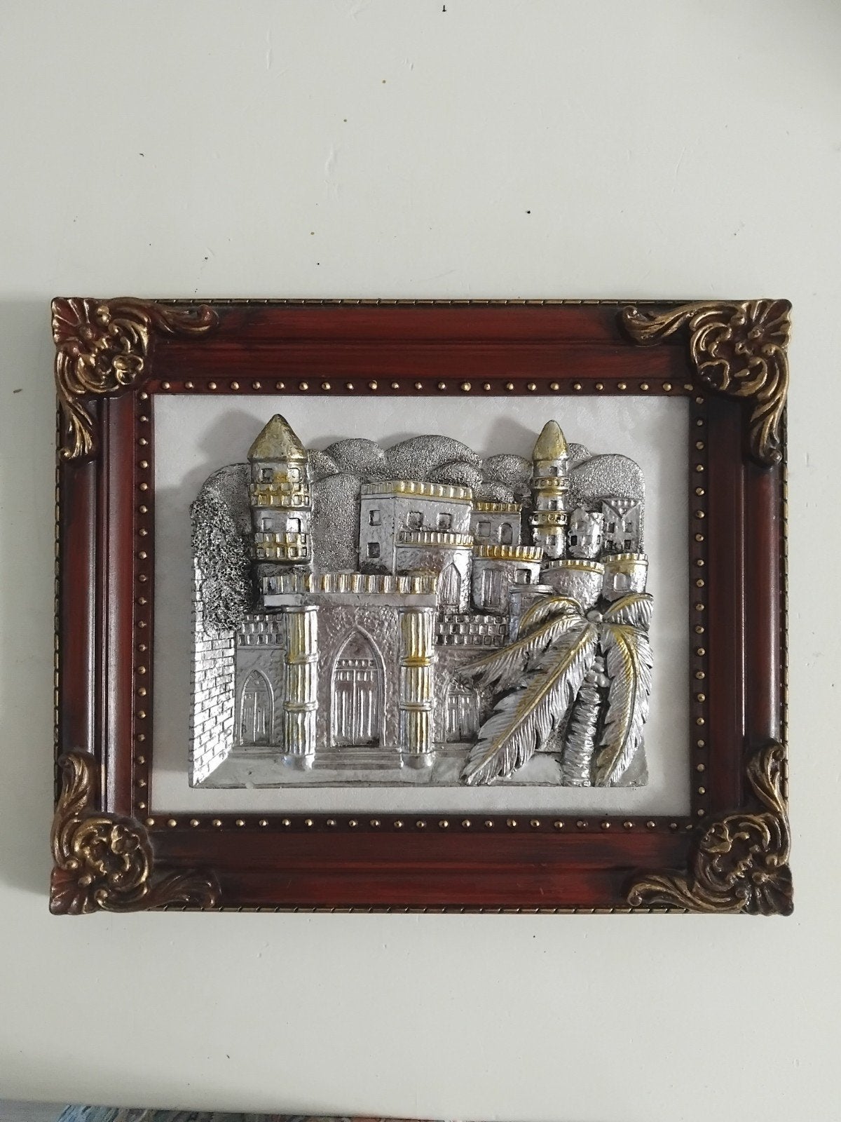Muurdecoratie: Gedetailleerd Kasteelreliëf in Lijst, Antiek en Kunst, Kunst | Beelden en Houtsnijwerken, Zilver, Ophalen of Verzenden