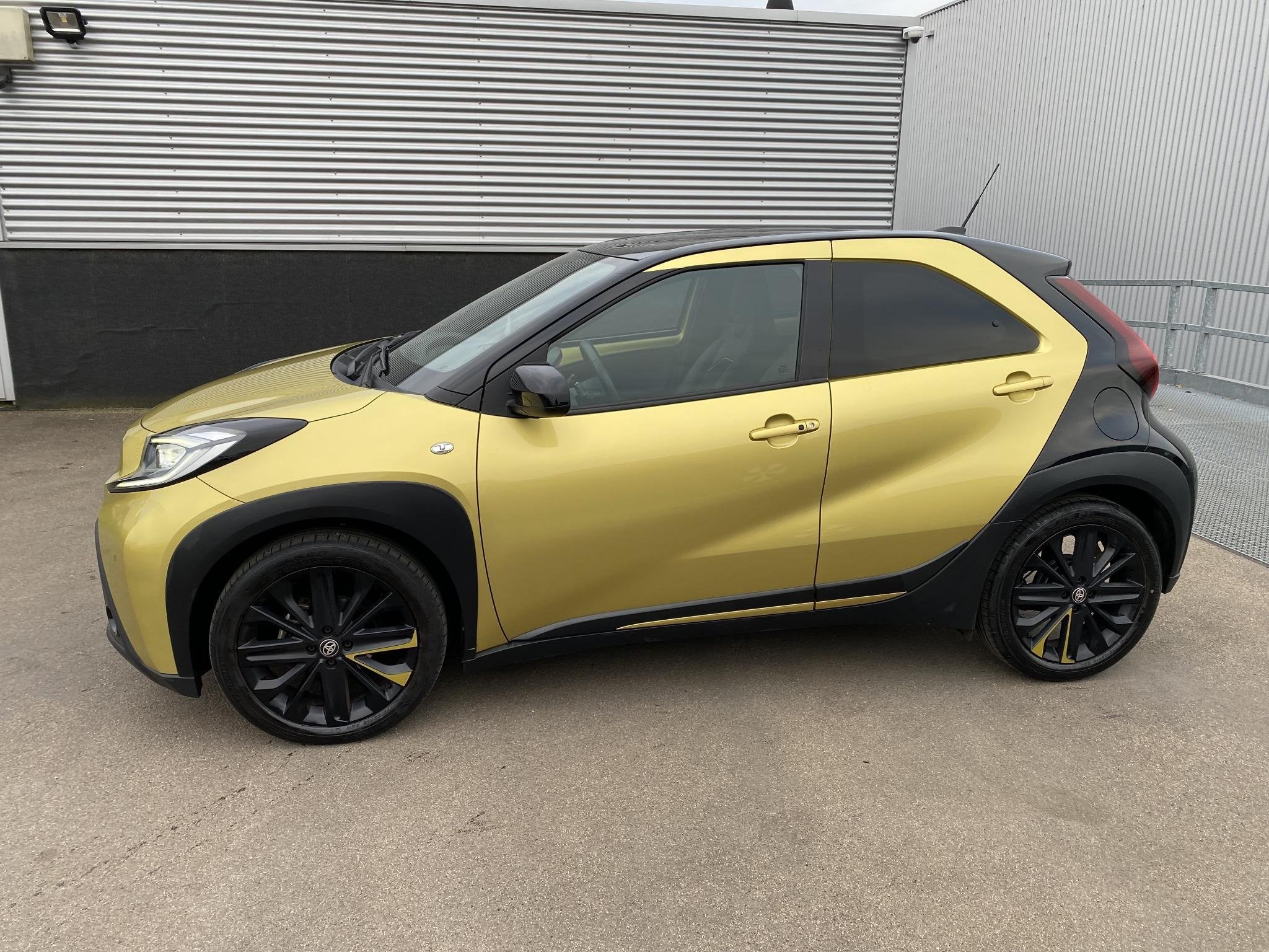 Toyota Aygo X 1.0 VVT-i MT Premium NL-auto vol luxe boekjes, Voorwielaandrijving, Gebruikt, 4 stoelen, Leder en Stof