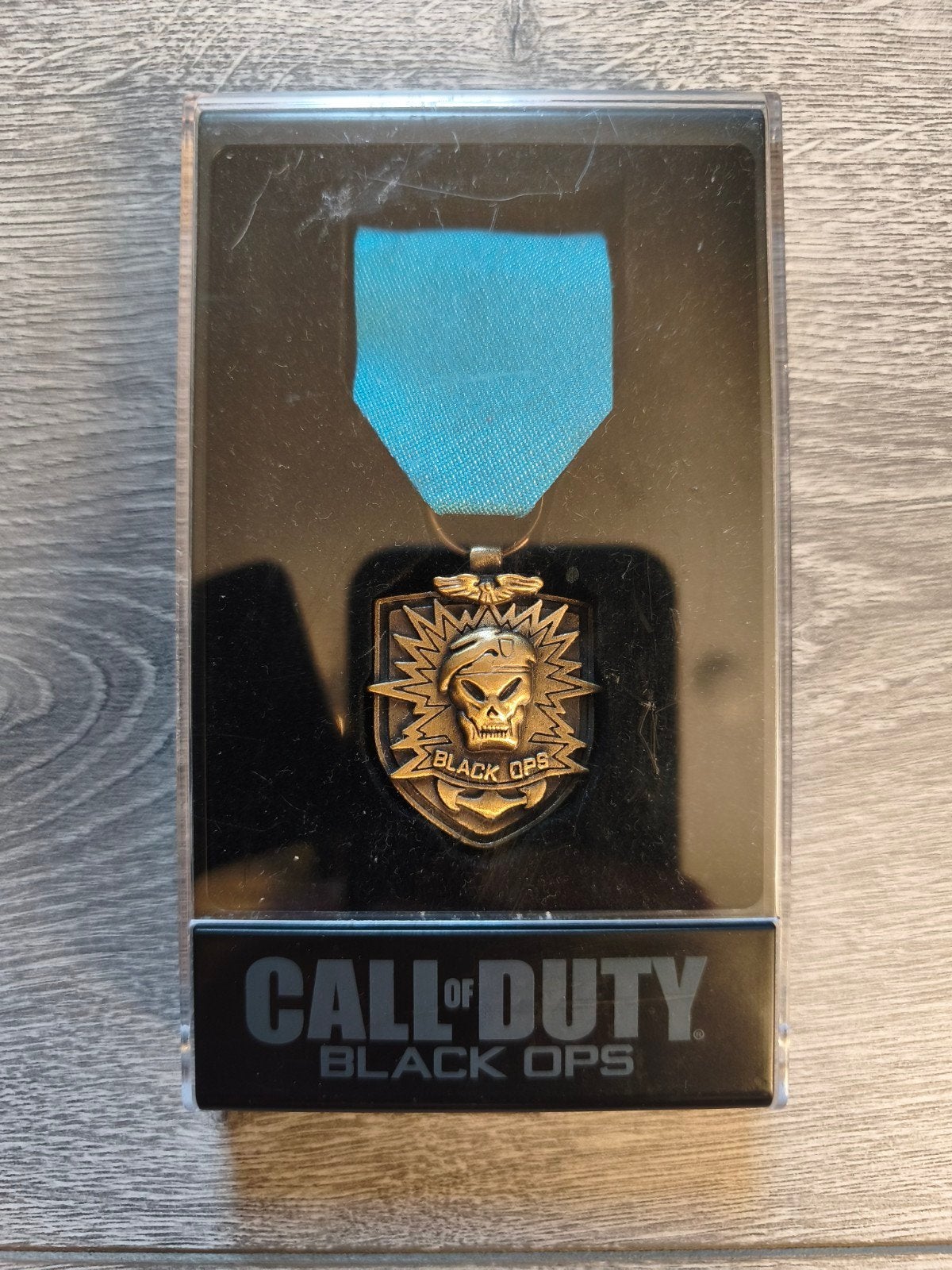 Call of duty black ops medal in displaycase, Ophalen of Verzenden