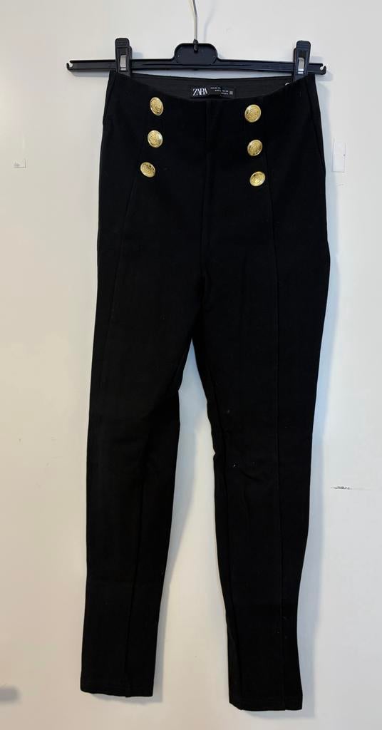 Zwarte Zara broek met gouden knopen - Maat XS, Ophalen, Zwart, Zo goed als nieuw, Maat 34 (XS) of kleiner