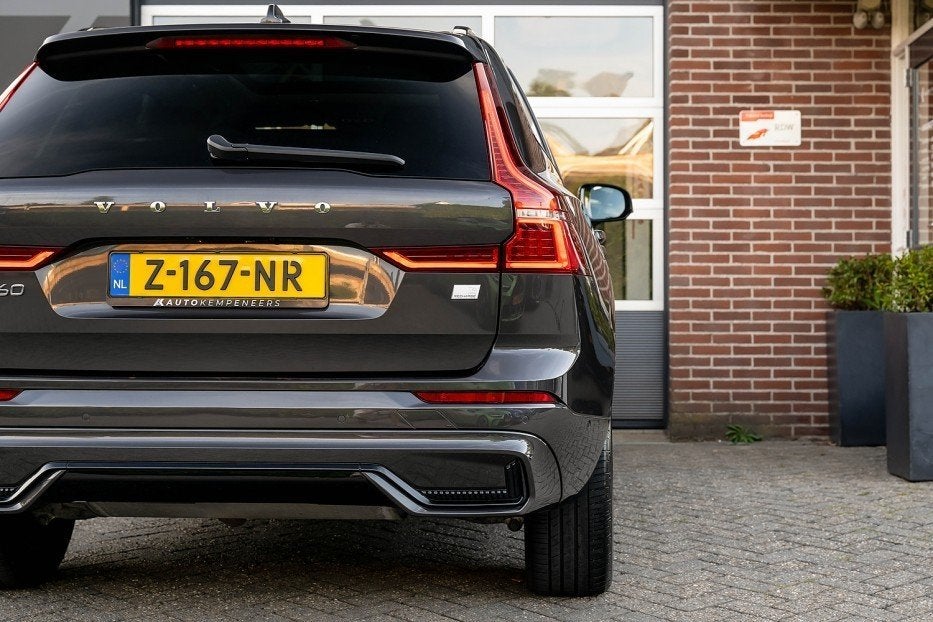 Volvo XC60 2.0 T6 Plug-in Hybrid AWD Plus Dark | Panorama |, Auto's, Volvo, Automaat, Gebruikt, Zwart, 4 cilinders