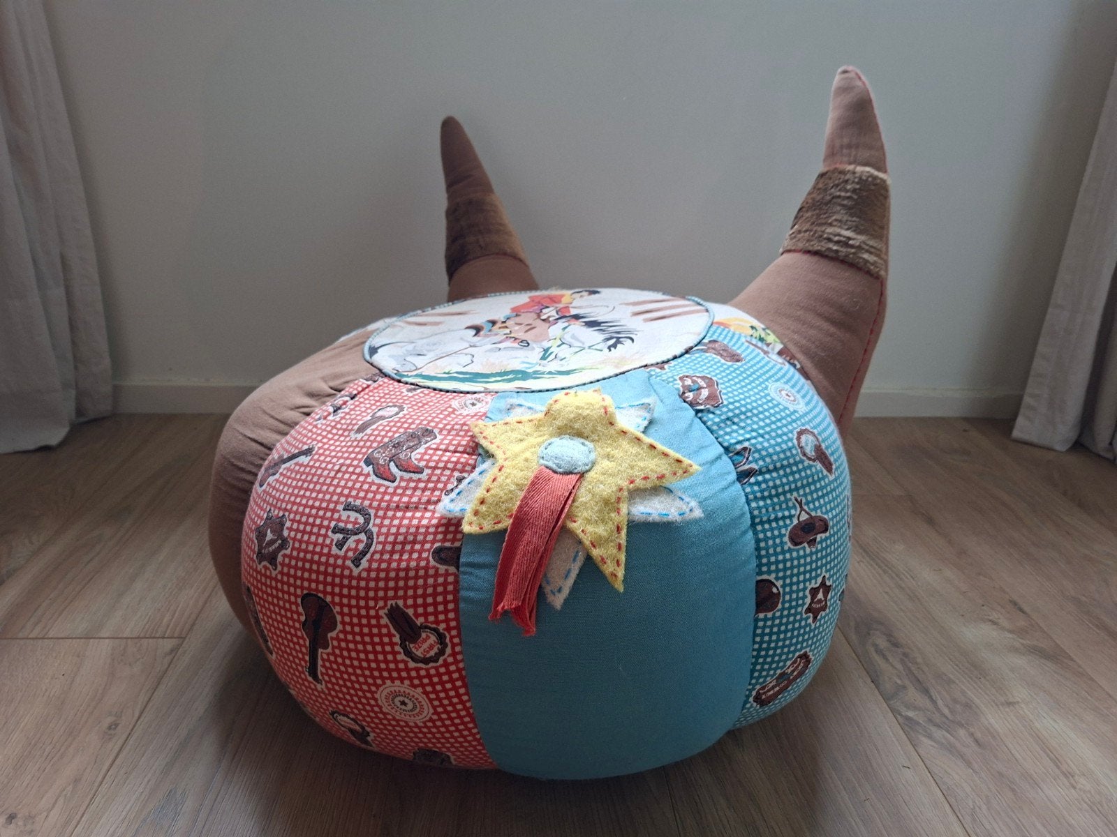 Poef met horens merk Colorique, Ophalen, Stof, 50 tot 75 cm, 50 tot 75 cm